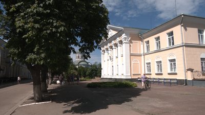 Нова плитка, ліхтарі та вирубка каштанів: у Ніжині реконструюють вулицю Гоголя Нова плитка, ліхтарі та вирубка каштанів: у Ніжині реконструюють вулицю Гоголя