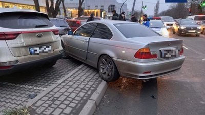 Не впоралась з керуванням та в'їхала у припарковані автівки: в Одесі сталася ДТП Не впоралась з керуванням та в'їхала у припарковані автівки: в Одесі сталася ДТП