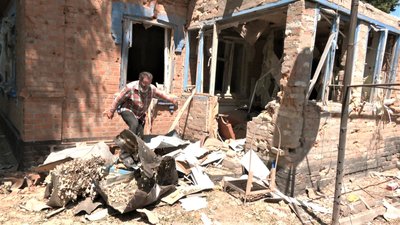 У Новоданилівці на Запоріжжі подружжя пенсіонерів живе в напівзруйнованому обстрілами будинку та допомагає сусідам