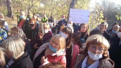 Обіцяють перекрити залізницю. Протест через звільнення директорки школи на Сумщині продовжується Обіцяють перекрити залізницю. Протест через звільнення директорки школи на Сумщині продовжується