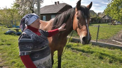 Волинські бабусі-волонтерки плетуть килимки для військових Волинські бабусі-волонтерки плетуть килимки для військових