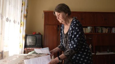 Ольга Баландюх показує заяви, які писала у мерію Ольга Баландюх показує заяви, які писала у мерію