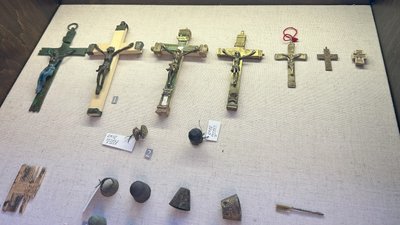У замку на Рівненщині презентували артефакти із поховання монахинь XVIII століття У замку на Рівненщині презентували артефакти із поховання монахинь XVIII століття