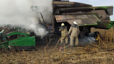 На Харківщині згорів комбайн: водій викликав на поле рятувальників