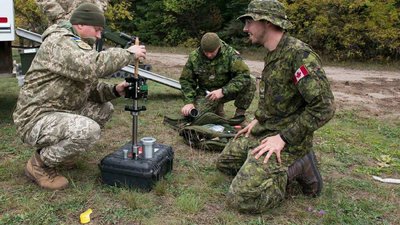 Обмін досвідом та навчання із інструкторами ЗС Канади. Обмін досвідом та навчання із інструкторами ЗС Канади.