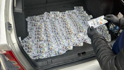 Гроші, які вилучили під час викриття схеми