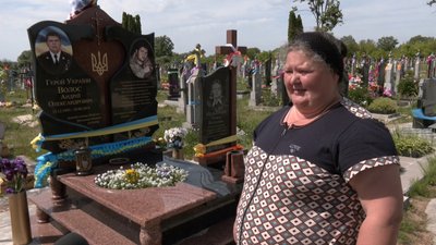 Мама загиблого Героя України Андрія Волоса — Зоя Волос на могилі сина