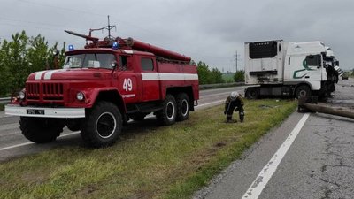 На Дніпропетровщині сталася аварія за участі двох вантажівок та рейсового автобуса На Дніпропетровщині сталася аварія за участі двох вантажівок та рейсового автобуса