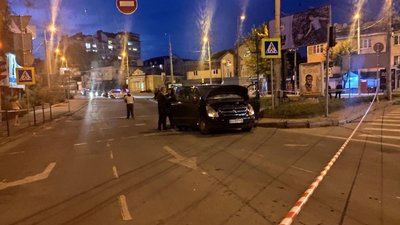У Тернополі невідомі залишили посеред дороги авто. Вибухотехніки перевіряли