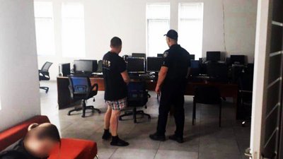 Виманювали дані з банківських карток: у Мукачеві припинили діяльність колцентру із понад 50 працівниками