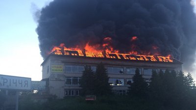 У районі на Волині палає триповерховий колишній готель У районі на Волині палає триповерховий колишній готель