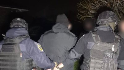 Вимагали у подружжя понад 200 тис. доларів вигаданого боргу: на Вінниччині затримали озброєних чоловіків Вимагали у подружжя понад 200 тис. доларів вигаданого боргу: на Вінниччині затримали озброєних чоловіків