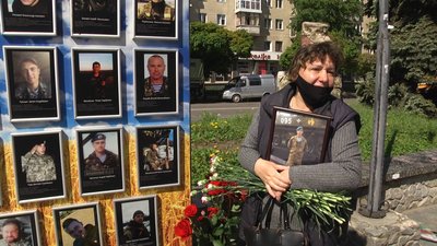 У Житомирі в День Героїв вшанували пам'ять загиблих воїнів У Житомирі в День Героїв вшанували пам'ять загиблих воїнів
