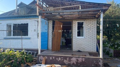 Пошкоджений під час обстрілу приватний будинок
