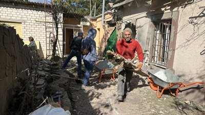 "Ракета досі стирчить у стіні. Добре, що не вийшли в коридор — туди летіло каміння". Херсонці про наслідки обстрілів РФ "Ракета досі стирчить у стіні. Добре, що не вийшли в коридор — туди летіло каміння". Херсонці про наслідки обстрілів РФ