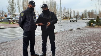 Перевірили 100 магазинів, порушень не виявили. На Херсонщині працюють COVID-патрулі Перевірили 100 магазинів, порушень не виявили. На Херсонщині працюють COVID-патрулі