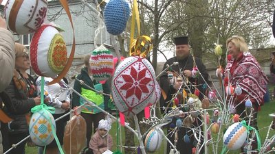 Запорізькі майстрині передали авторські вишиті писанки до обласного військового госпіталю