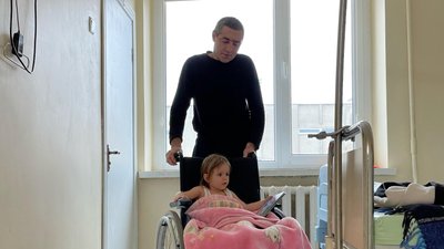 У центр "Незламні" госпіталізували чоловіка, дружину та їхню дворічну доньку з Бахмута У центр "Незламні" госпіталізували чоловіка, дружину та їхню дворічну доньку з Бахмута