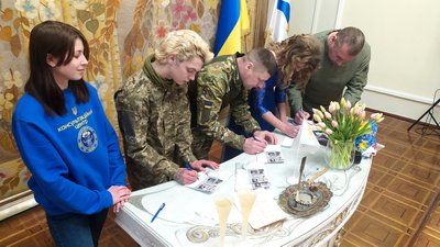 "І буде весна". У Миколаєві презентували поштовий набір присвячений десятиріччю війни "І буде весна". У Миколаєві презентували поштовий набір присвячений десятиріччю війни