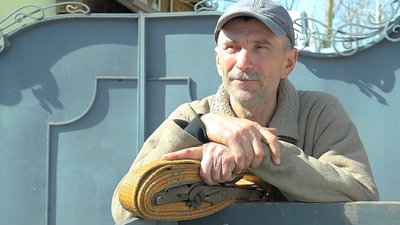 Чернігівська родина живе у зруйнованому російськими снарядами будинку Чернігівська родина живе у зруйнованому російськими снарядами будинку