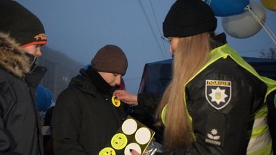 "Fliker save life": вінницькі поліцейські роздавали містянам світлоповертальні стрічки та флікери