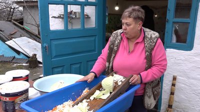 Тріо нескорених: черкащанки готують їжу для військових на передовій Тріо нескорених: черкащанки готують їжу для військових на передовій