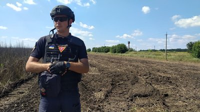 Сумські рятувальники показали техніку для безпечного розмінування Сумські рятувальники показали техніку для безпечного розмінування