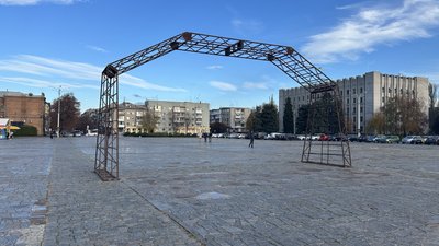 У Кременчуці розпочали монтаж головної ялинки міста