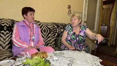 Соцпрацівниця Наталія Нехтій навідує свою підопічну Людмилу