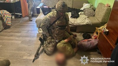 Озброєний чоловік забарикадувався в будинку з дружиною і дитиною: його затримали