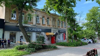 В Херсоні частково перекрили вулицю Суворова - знайшли тубус від РПГ В Херсоні частково перекрили вулицю Суворова - знайшли тубус від РПГ
