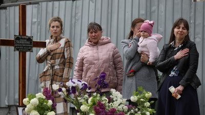 До заходу долучились родини Героїв Небесної Сотні та українських військових
