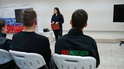 У окупованому Бердянську росіяни залучають підлітків до виявлення проукраїнських місцевих жителів У окупованому Бердянську росіяни залучають підлітків до виявлення проукраїнських місцевих жителів