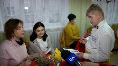 У Житомирі діти з інвалідністю протягом дня працювали в творчому кафе "Осінь" У Житомирі діти з інвалідністю протягом дня працювали в творчому кафе "Осінь"