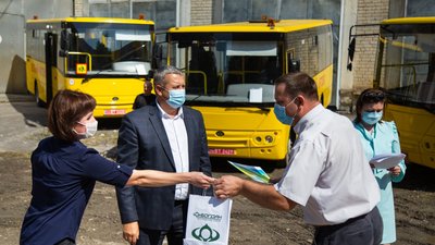 11 шкільних автобусів передали навчальним закладам Тернопільщини