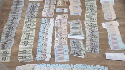 Гроші, які вилучили у спільників підозрюваної
