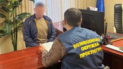 Працівник прокуратури поруч із підозрюваним депутатом