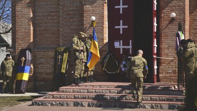 На Одещині попрощалися військовослужбовцями, які загинули під Миколаєвом На Одещині попрощалися військовослужбовцями, які загинули під Миколаєвом