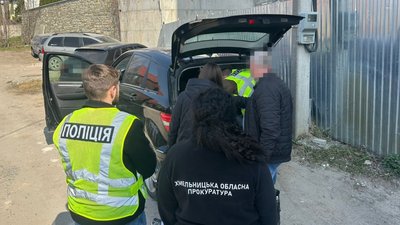 Чоловік вимагав 6 тисяч доларів США за "вплив" на прокурора та суд, Хмельниччина