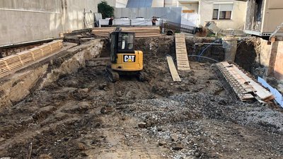 Стіни трьох квартир тріснули через будівництво в сусідньому дворі на площі Петефі в Ужгороді Стіни трьох квартир тріснули через будівництво в сусідньому дворі на площі Петефі в Ужгороді