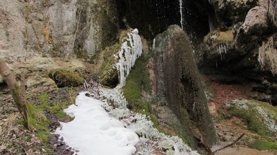 На Тернопільщині до заповідного фонду потрапила скеля червоного кольору На Тернопільщині до заповідного фонду потрапила скеля червоного кольору