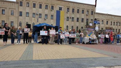 Рідні полонених з "Азовсталі" влаштували у Кропивницькому акцію, щоб про бранців не забували Рідні полонених з "Азовсталі" влаштували у Кропивницькому акцію, щоб про бранців не забували
