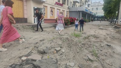 Розриті тротуари та смуга руху без асфальту у центрі Житомира – ремонт вулиці Київської поки не поновлюватимуть Розриті тротуари та смуга руху без асфальту у центрі Житомира – ремонт вулиці Київської поки не поновлюватимуть