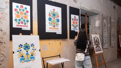 Виставка, петриківський розпис, петриківська витинанка, кримськотатарський орнамент