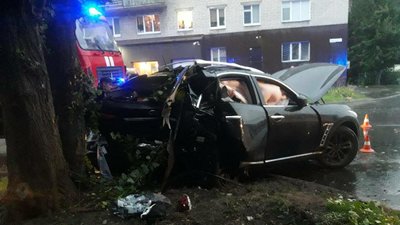 У Чернігові 23-річний водій Інфініті влетів у дерево