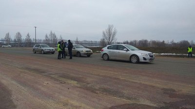 Трасу "Суми-Харків" перекрили члени спілки перевізників Сумщини Трасу "Суми-Харків" перекрили члени спілки перевізників Сумщини