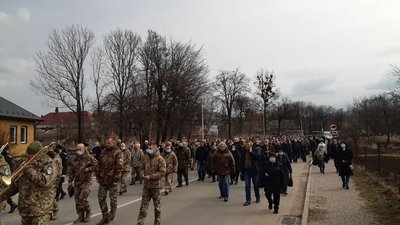 Прийшли попрощатися сотні людей. На Прикарпатті ховають загиблого на Донбасі бійця Прийшли попрощатися сотні людей. На Прикарпатті ховають загиблого на Донбасі бійця