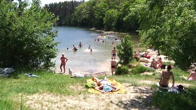 У Житомирі попри заборону люди купаються на кар’єрах