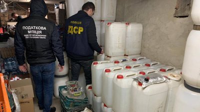 На Волині викрили підпільний склад, де виготовляли "сурогат" на понад мільйон гривень На Волині викрили підпільний склад, де виготовляли "сурогат" на понад мільйон гривень