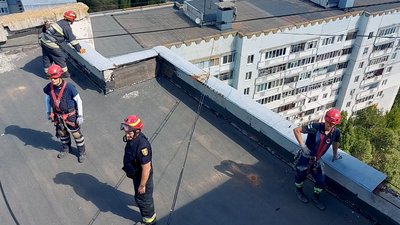 Альпініст з Польщі допомагає харківським рятувальникам розчищати завали — відео
